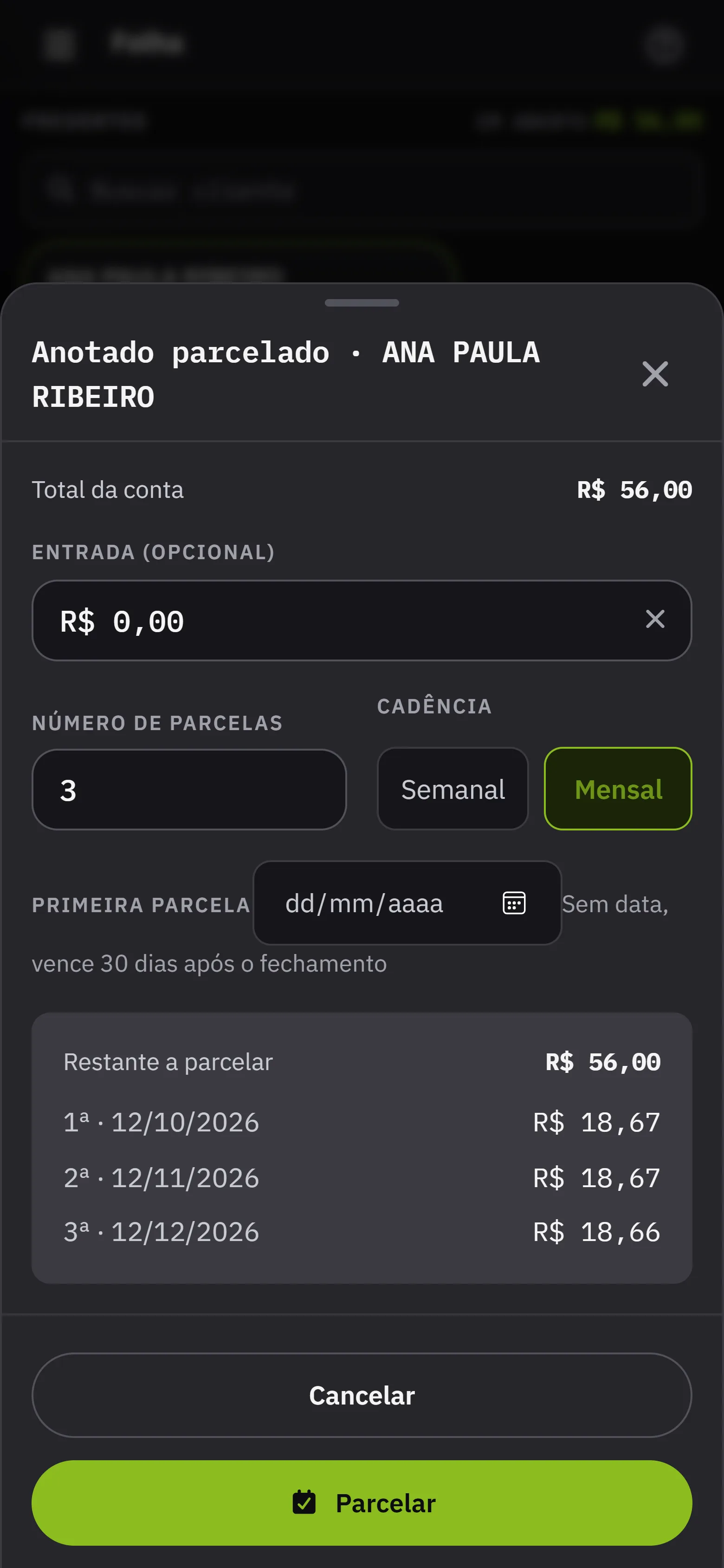 O parcelamento do fiado, com entrada opcional, numero de parcelas, cadencia e a previa das tres parcelas antes de confirmar