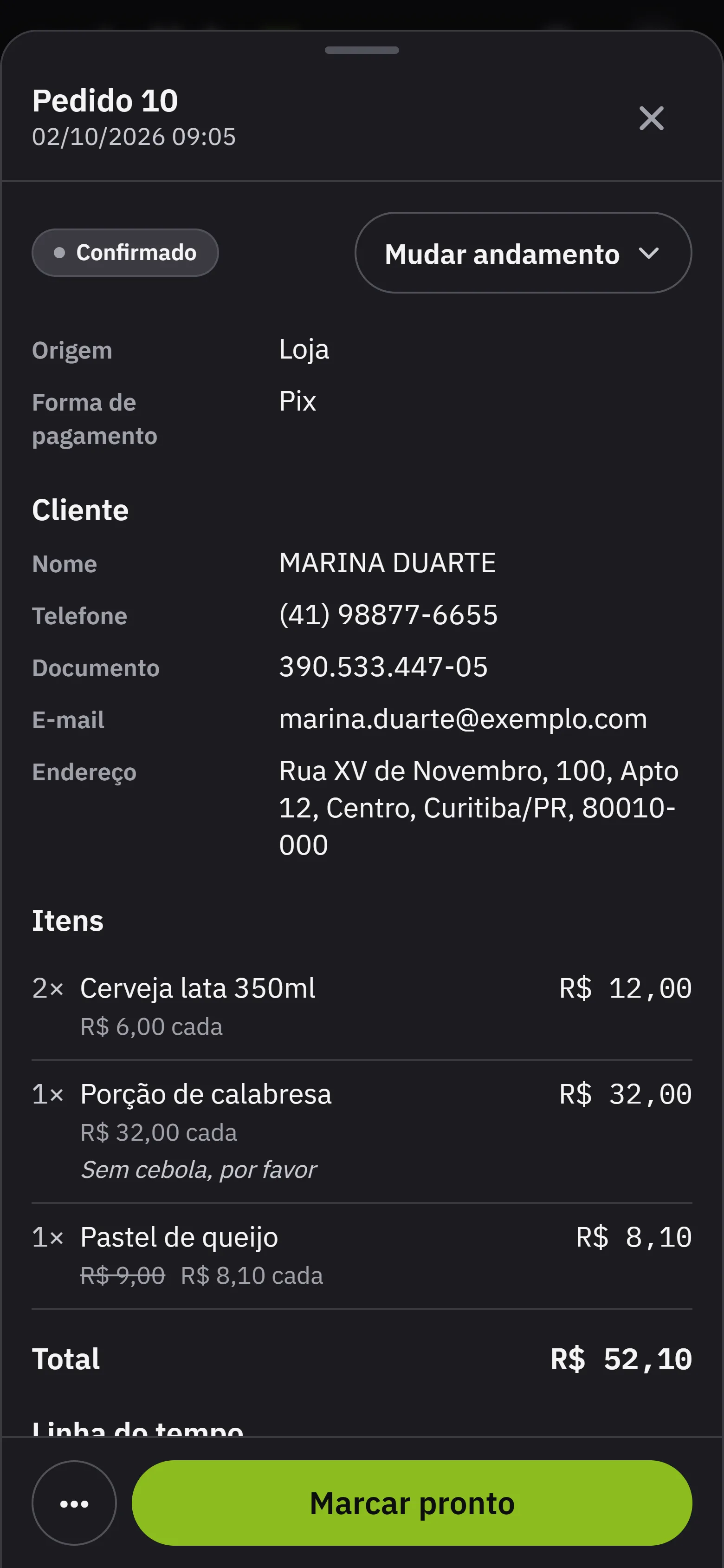 O pedido aberto: o andamento com o Mudar andamento ao lado, a origem, a forma de pagamento, o cliente, os itens com a observacao e o preco de antes riscado, o total e o inicio da linha do tempo, com Mais acoes e o botao que avanca o andamento